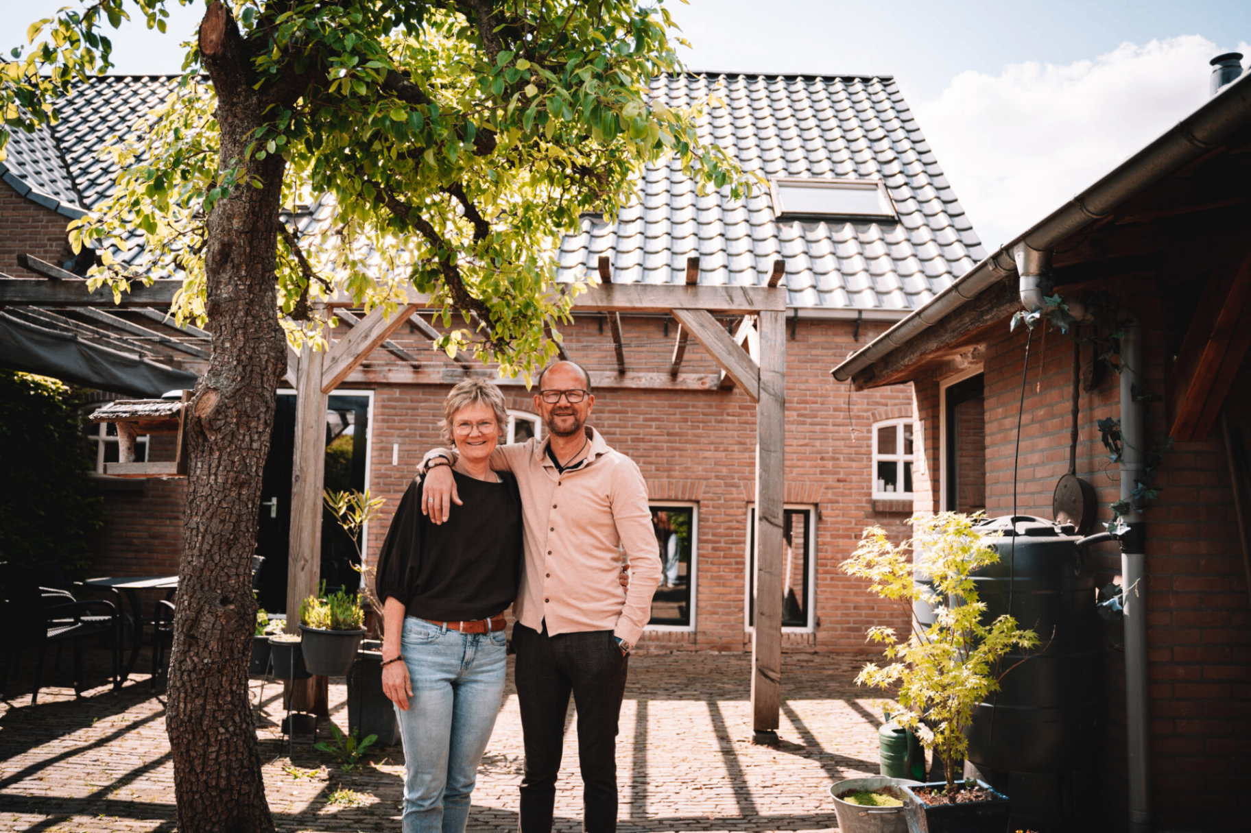 David en Corien voor de boerderij